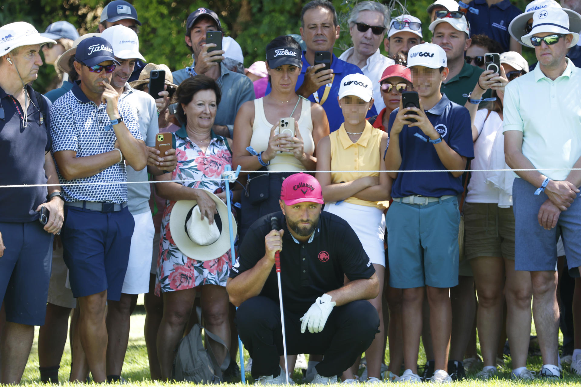 El español Jon Rahm, concentrado antes de lanzar su bola en el green del hoyo 6, en la tercera y última jornada en el LIV Andalucía de golf, en el campo de Valderrama en San Roque (Cádiz), este domingo. EFE/A.Carrasco
