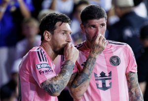 El capitán de Inter Miami, Lionel Messi (i), y el debutante Rodrigo De Paul (d) destacaron este miércoles en la victoria por 2-1 sobre el Atlas mexicano en partido de la Leagues Cup jugado en Fort Lauderdale (Florida). EFE/EPA/CRISTOBAL HERRERA-ULASHKEVICH