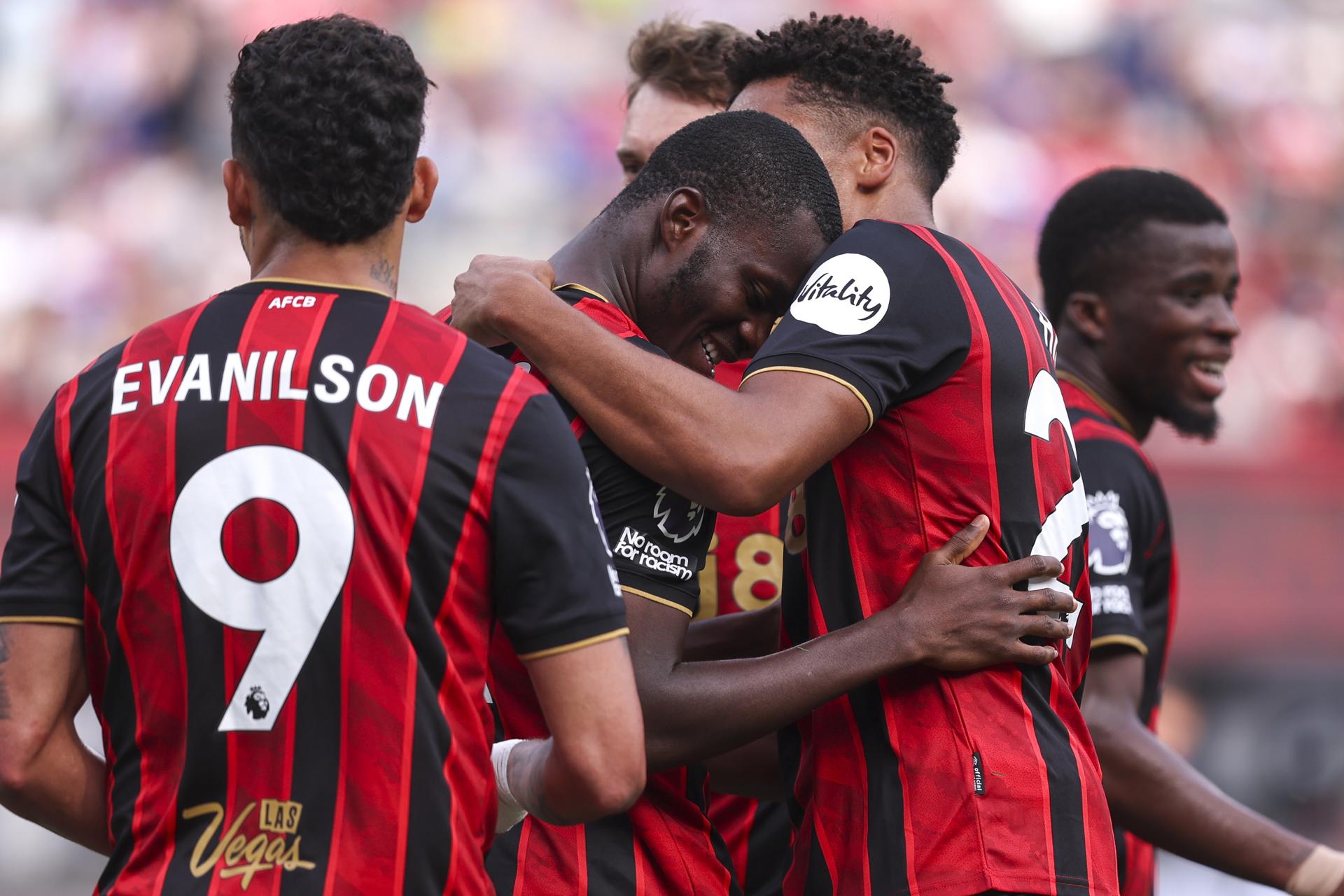 Dango Ouattara (c), de AFC Bournemouth, celebra con sus compañeros después de anotar el gol 0-2 durante el partido de la Premier League Summer Series 2025 entre Everton y AFC Bournemouth en el Metlife Stadium en East Rutherford, Nueva Jersey (EE.UU.). EFE/SARAH YENESEL