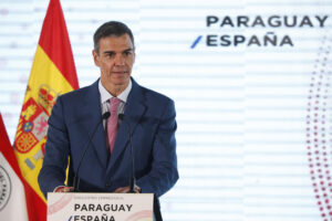 El jefe del Gobierno de España, Pedro Sánchez, habla en el Encuentro Empresarial Paraguay-España este miércoles en Asunción (Paraguay). EFE/ Juan Pablo Pino