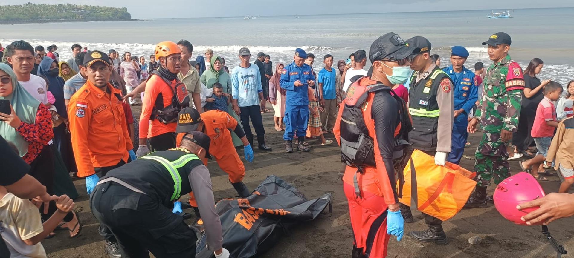Ketapang (Indonesia), 03/07/2025.- A handout photo made available by the Indonesian National Search and Rescue Agency shows rescuers carrying a victim in a body bag, after a ferry capsized in the waters off of the Bali strait in Ketapang, Indonesia, 03 July 2025. Indonesian rescuers were searching for at least 61 people missing after a ferry sank on its way to the resort island of Bali, a local search and rescue agency said. EFE/EPA/Indonesian National Search and Rescue Agency / HANDOUT HANDOUT EDITORIAL USE ONLY/NO SALES