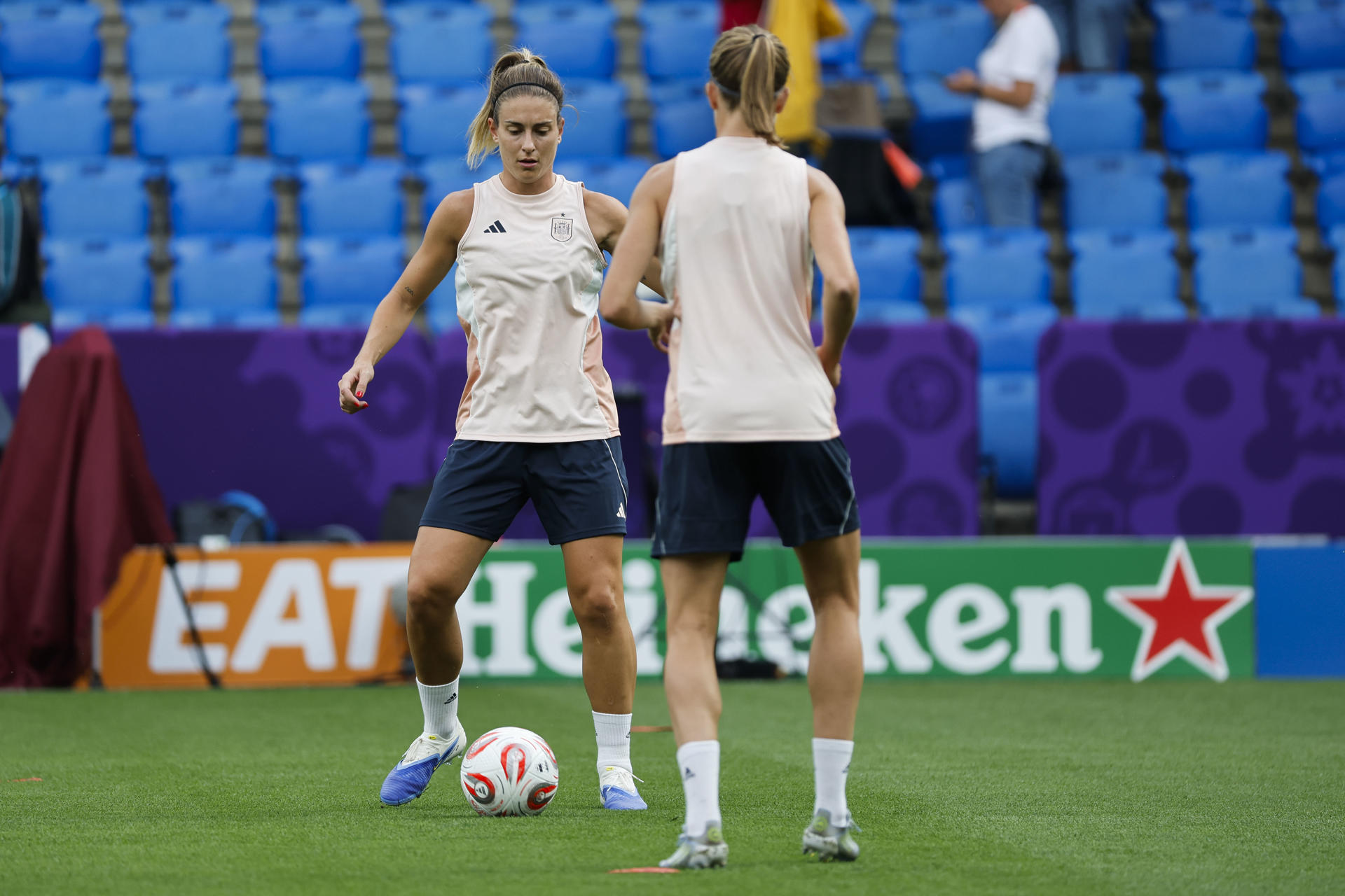 Las jugadoras de la selección española, Alexia Putellas e Irene Paredes, durante el entrenamiento que el combinado español ha realizado este sábado, en el St. Jakob Park de Basilea (Suiza), previo al partido de final de la Eurocopa Femenina 2025 que disputan España e Inglaterra. EFE/ Ana Escobar