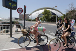 Turistas en el Turó de la Rovira de Barcelona este lunes. EFE/Alejandro García
