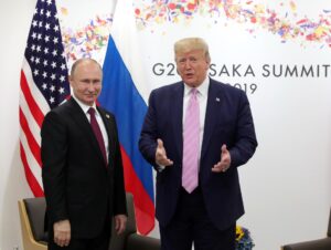 Fotografía de archivo del presidente ruso, Vladimir Putin (i), y el presidente de Estados Unidos, Donald Trump (d). EFE/ Michael Klimentyev/sputnik/kremlin Pool