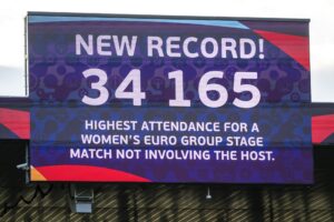 El partido entre Alemania y Dinamarca de la fase de grupos de la Eurocopa Femenina 2025, disputado este martes, registró una asistencia de 34.165 aficionadosEFE/EPA/GEORGIOS KEFALAS
