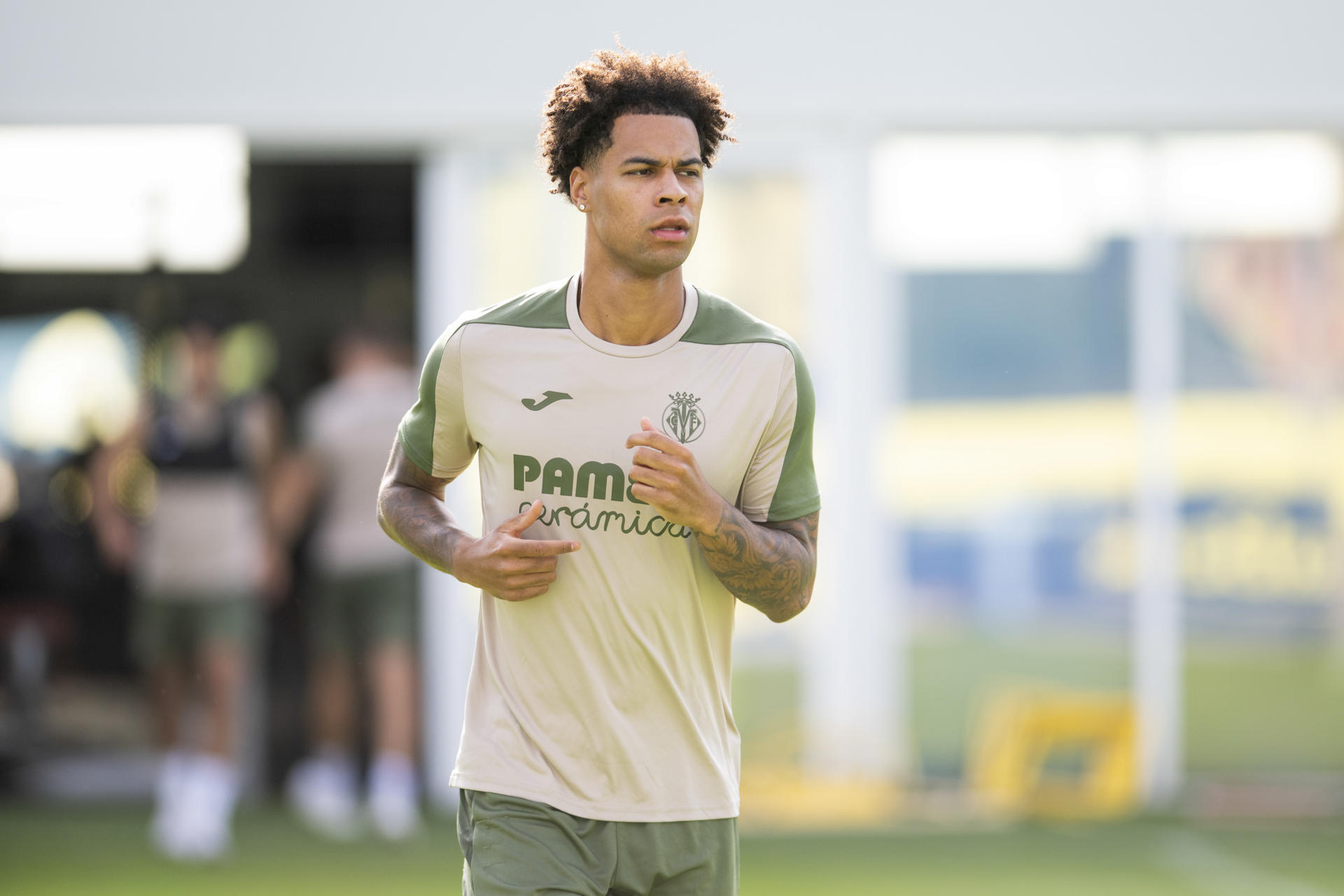 El jugador del Villarreal, Tajon Buchanan, durante el entrenamiento realizado tras el acuerdo alcanzado con el Inter de Milán para el traspaso al club 'groguet' del internacional absoluto con la selección de Canadá, que ya estuvo cedido en el equipo amarillo en la segunda parte de la pasada campaña y que ha firmado un contrato hasta 2030. EFE/Andreu Esteban