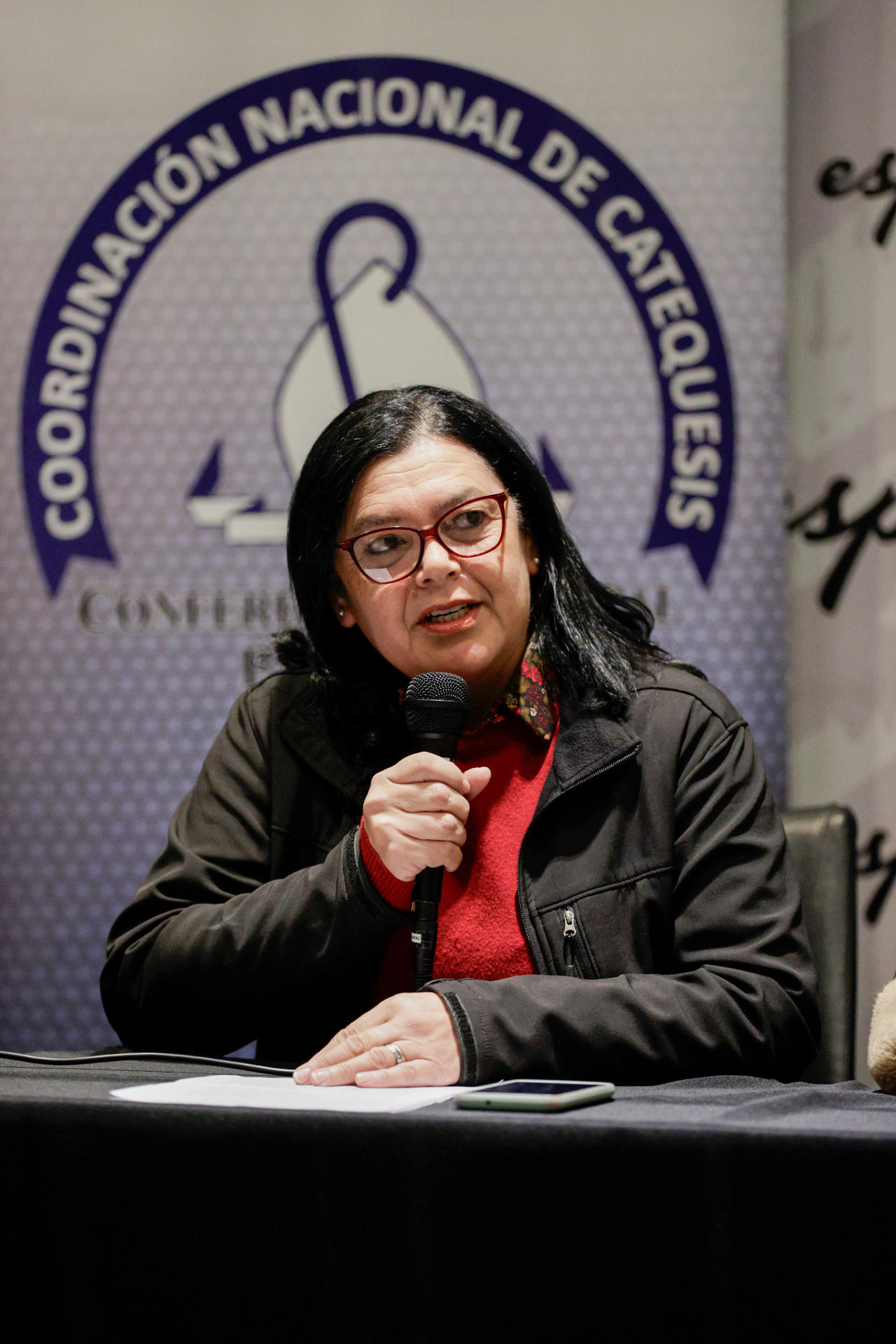 La secretaria pastoral de la Conferencia Episcopal Paraguaya, Blanca Palacios, fue captada este miércoles, 2 de julio, al intervenir durante una rueda de prensa de la X Jornada de Estudio de la Sociedad de Catequetas de América Latina y el Caribe, en Asunción (Paraguay). EFE/Juan Pablo Pino
