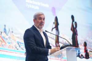 El presidente de Canarias, Fernando Clavijo, ha inaugurado este martes la conferencia que celebra en Santa Cruz de Tenerife la Comisión de Ciudadanía, Gobernanza y Asuntos Institucionales y Exteriores del Comité de las Regiones de la Unión Europea, para debatir el papel de las ciudades y las regiones en la acogida de los menores inmigrantes. EFE/Ramón de la Rocha