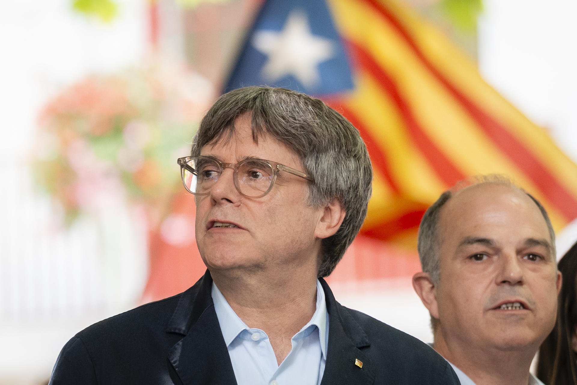 El expresidente de la Generalitat Carles Puigdemont (i) y el secretario general de JxCat, Jordi Turull, participan en el acto con motivo del quinto aniversario de la fundación de Junts per Catalunya como partido este domingo, en Prats de Molló (Francia). EFE/ David Borrat