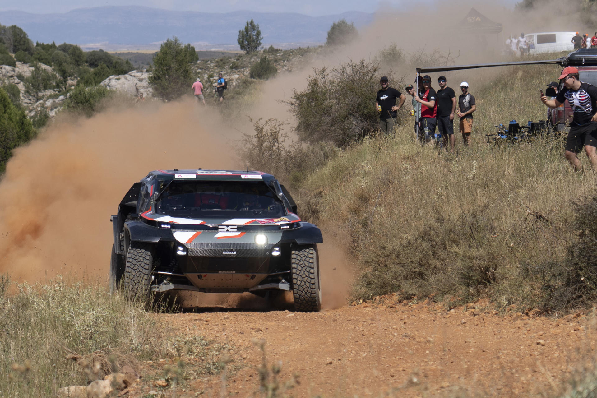 El piloto catarí Nasser Al Attiyah durante la etapa prólogo de la Baja Aragón 2025, este viernes en Teruel. EFE/ Antonio García