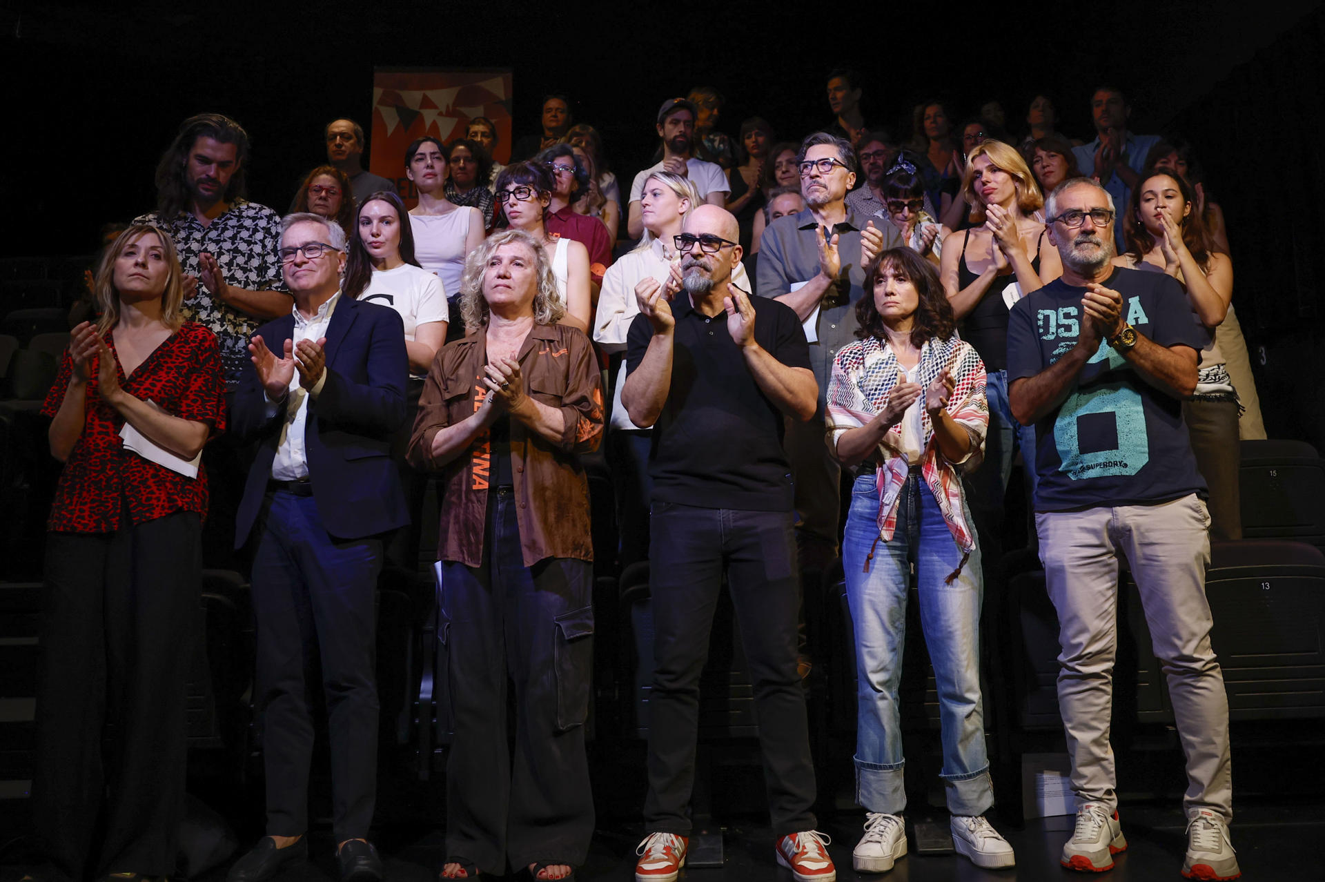 Personalidades del mundo de la cultura aplauden tras presentar este lunes en el Teatro del Barrio, una carta dirigida al presidente del Gobierno, Pedro Sánchez, en la que piden que España decrete el embargo integral de armas a Israel. EFE/ Mariscal