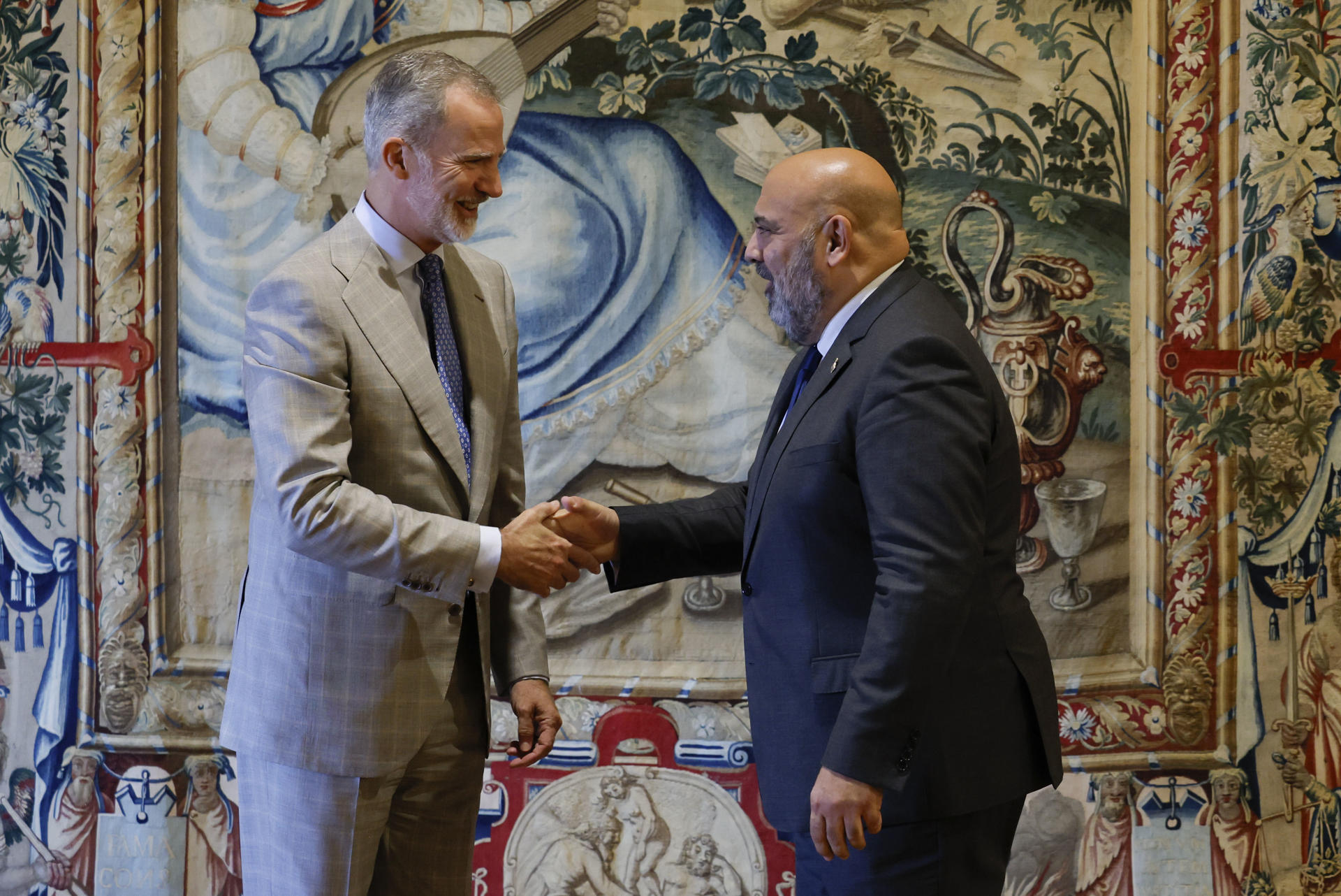 El rey Felipe VI recibe en audiencia durante sus vacaciones estivales al alcalde de Palma, Jaime Martínez, este lunes. EFE/ Ballesteros
