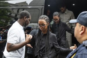 Dos de las hijas del rapero estadounidense Sean 'Diddy Combs' fueron captadas este  miércoles, 2 de julio, a su llegada a una corte federal de EE.UU., antes de conocerse el veredicto del jurado por el caso en contra del artista por presunto tráfico sexual, en Nueva York (NY, EE.UU.) EFE/Justin Lane