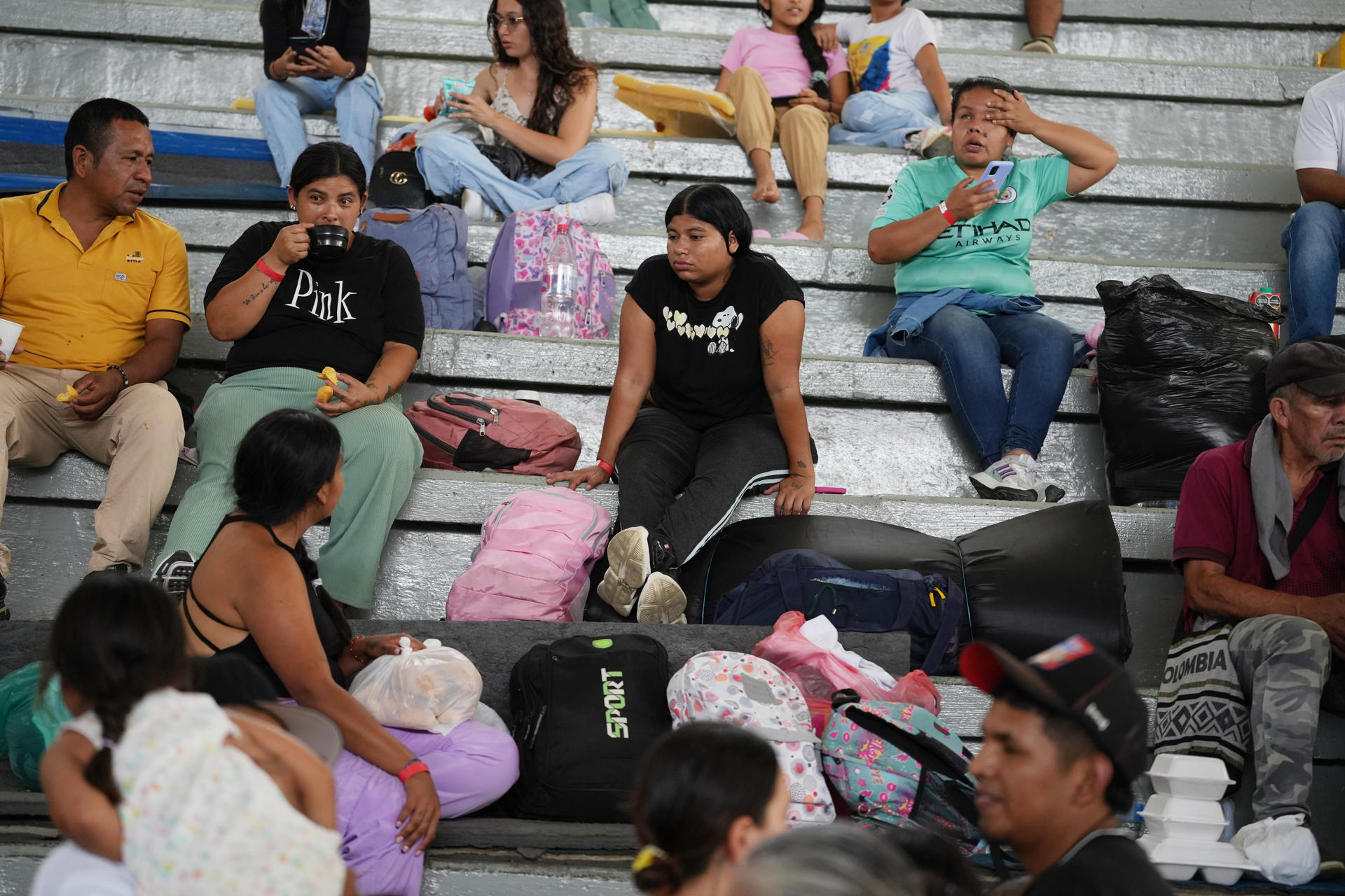 Personas víctimas de desplazamiento esperan atención en un coliseo este miércoles, en Jamundí (Colombia). EFE/ Ernesto Guzmán