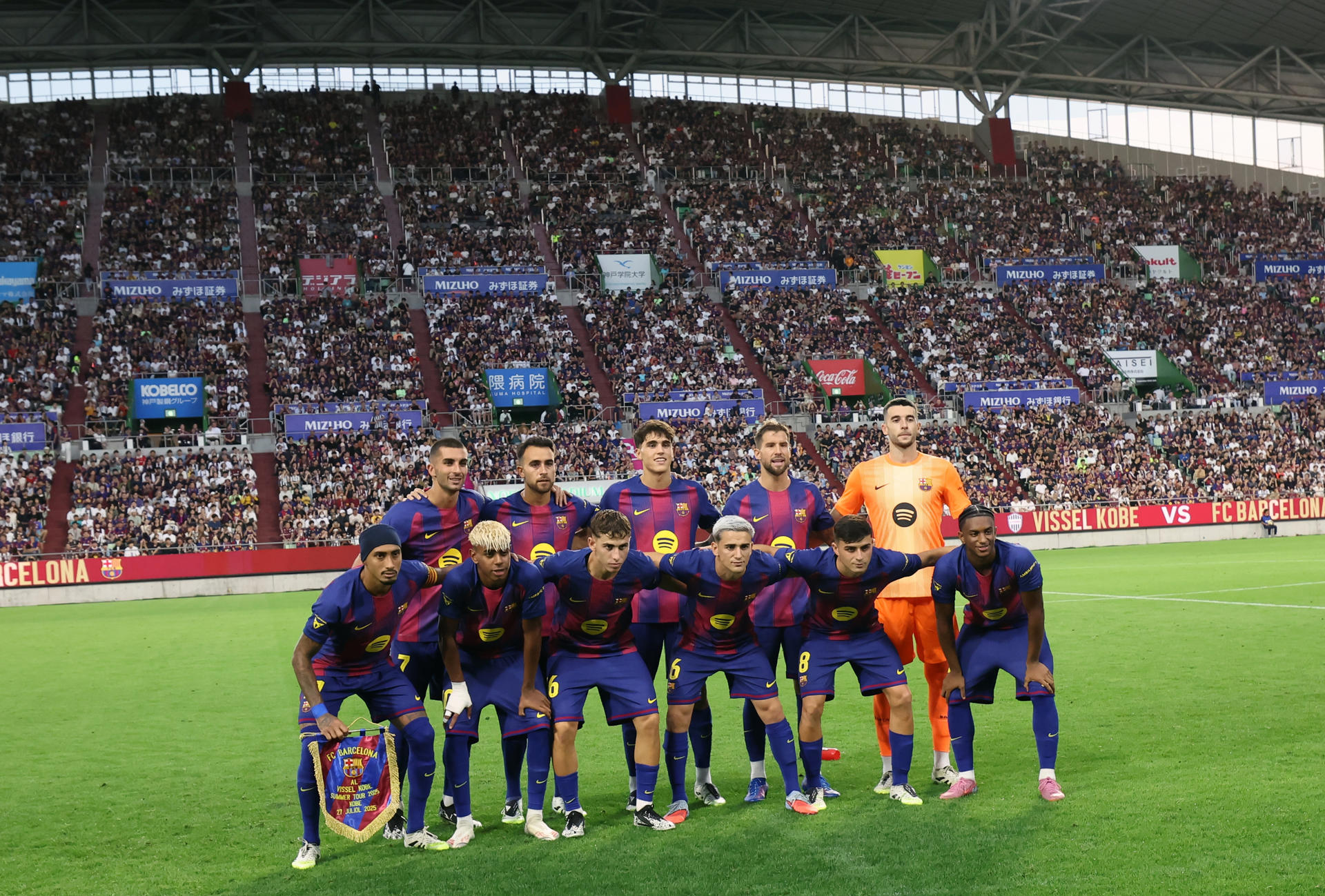 El once inicial del Barcelona en el amistoso contra el Vissel Kobe en el Noevir Stadium Kobe (Japón). EFE/ Buddhika Weerasinghe