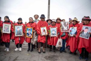 Personas participan en una manifestación para reclamar justicia, memoria y dignidad, en rechazo a la ley de amnistía aprobada por el Congreso para favorecer a uniformados sentenciados o procesados por abusos a los derechos humanos, este domingo, en el cerro San Cristóbal, en Lima (Perú). EFE/John Reyes