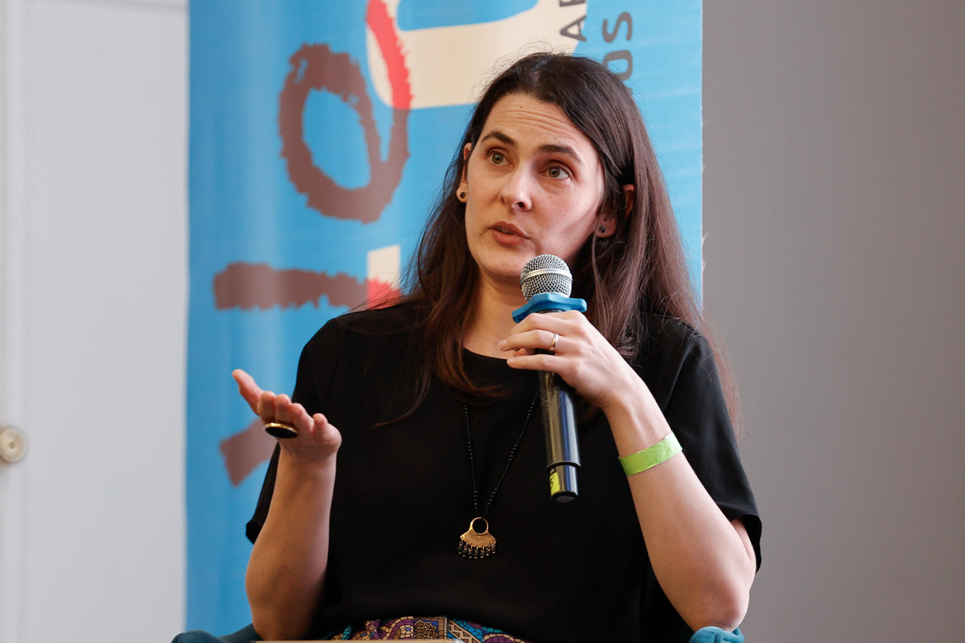 La directora de la Fundación para la Libertad de Prensa, Sofía Jaramillo, participa en el conversatorio '¿Cómo defender el mejor oficio del mundo en 2025?' este viernes, en Bogotá (Colombia). EFE/ Mauricio Dueñas Castañeda

