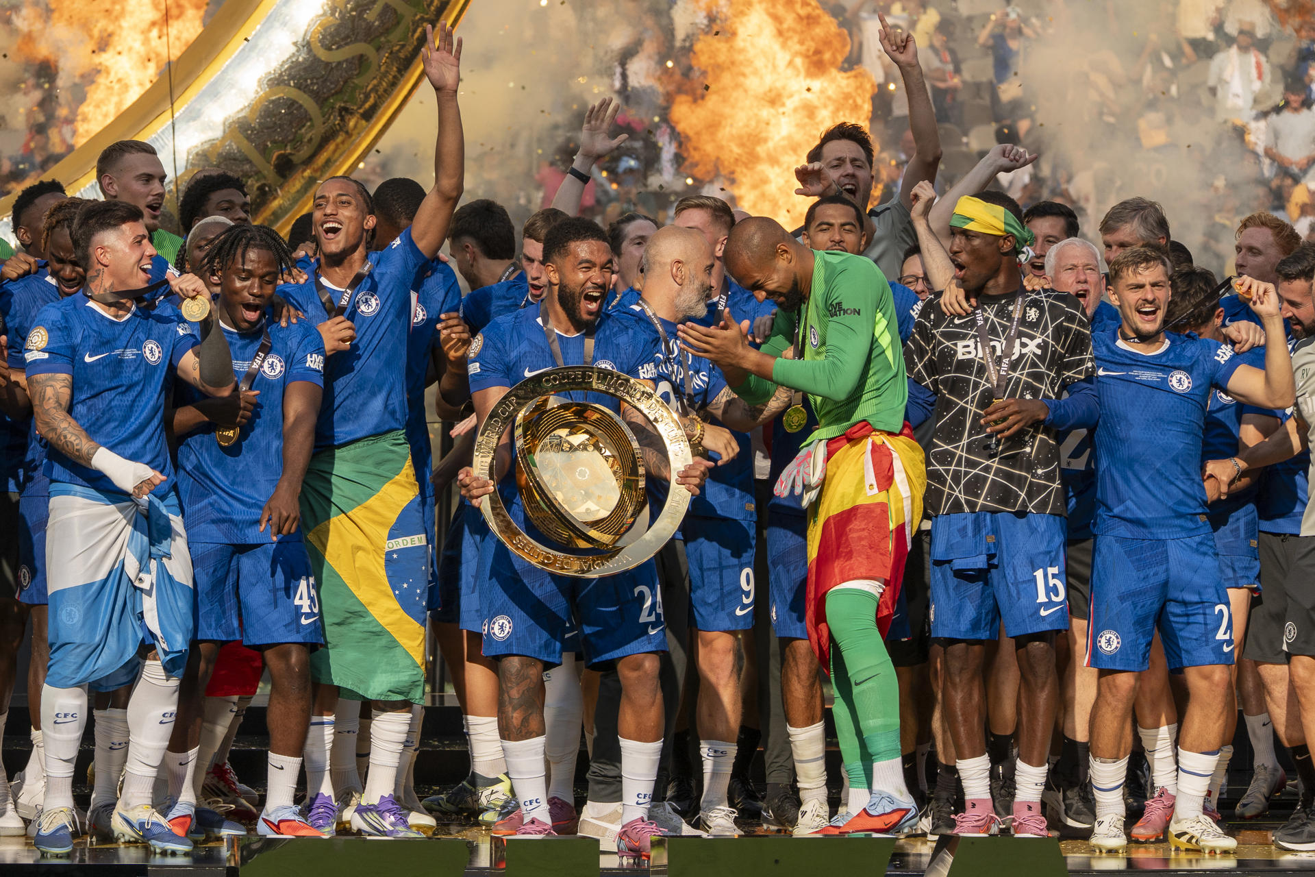 Reece James (c) de Chelsea celebra con el trofeo de campeón del Mundial de Clubes junto al presidente de los Estados Unidos, Donald Trump, este domingo, tras vencer a París Saint-Germain (PSG) en el estadio MetLife en Nueva Jersey (Estados Unidos). EFE/ Ángel Colmenares