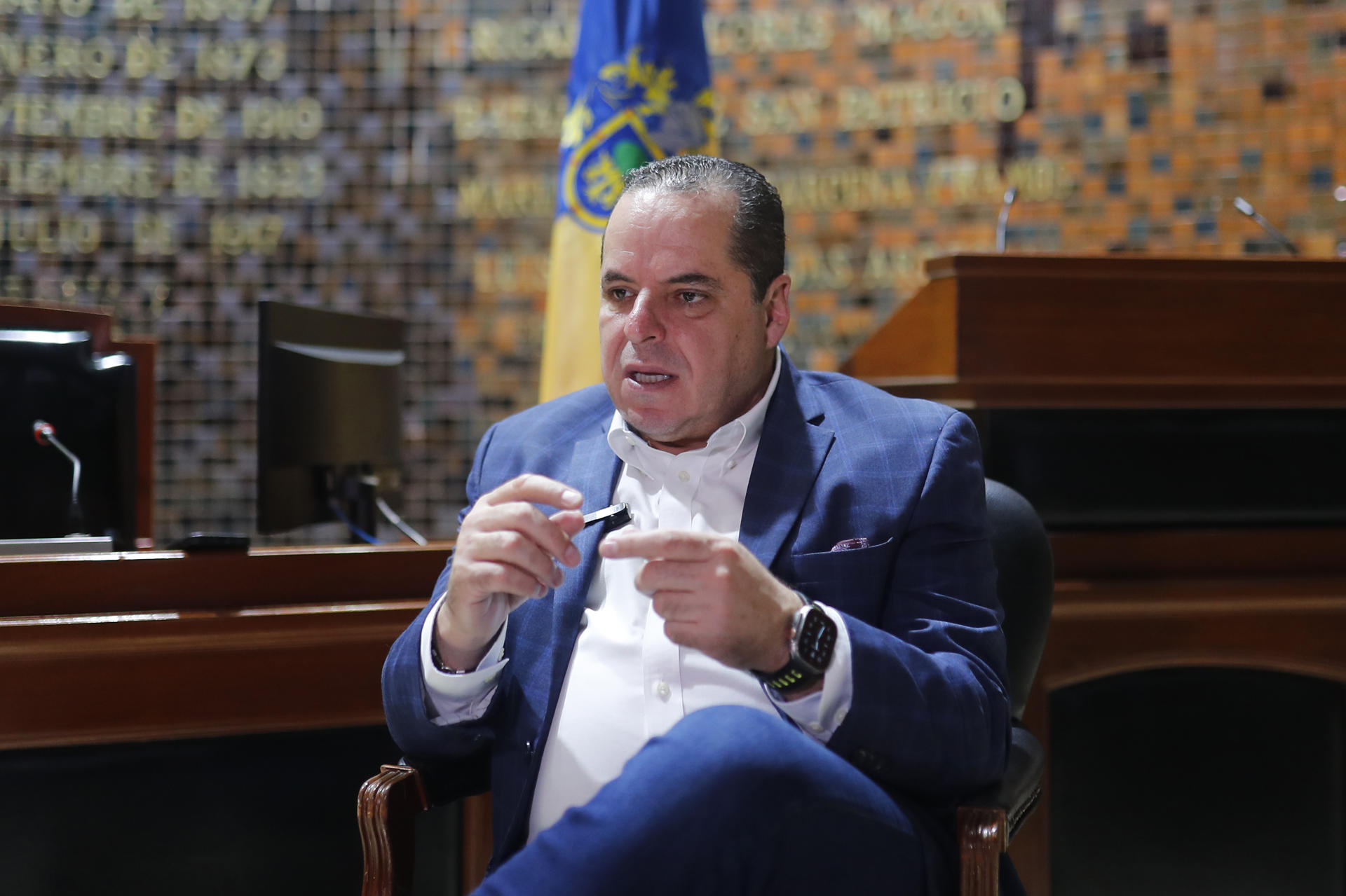 El diputado del partido Hagamos, Enrique Velázquez, habla durante una entrevista con EFE, este viernes en la ciudad de Guadalajara, en Jalisco (México). EFE/Francisco Guasco