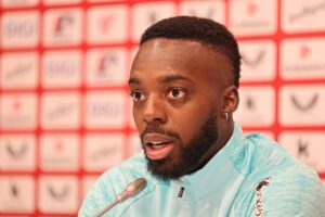 El jugador del Athletic Club Iñaki Williams comparece ante los medios de comunicación antes del entrenamiento del equipo. EFE/Luis Tejido