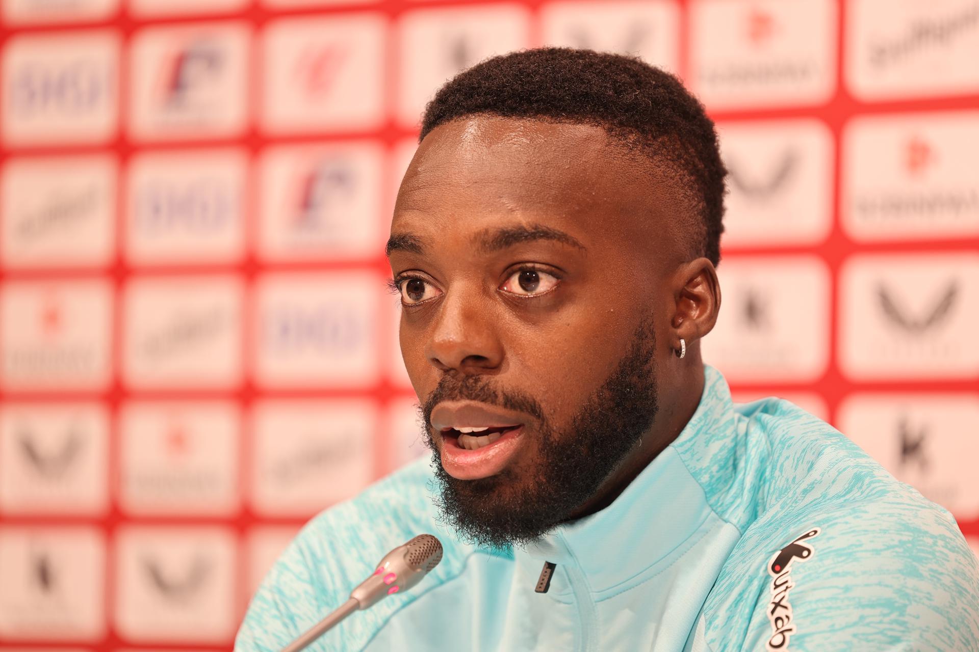 El jugador del Athletic Club Iñaki Williams comparece ante los medios de comunicación antes del entrenamiento del equipo. EFE/Luis Tejido