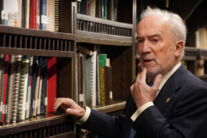 El director de la Real Academia Española (RAE), Santiago Muñoz Machado, habla durante una entrevista con EFE, en la Biblioteca del Congreso Nacional de Chile, en Santiago (Chile). EFE/ Alberto Peña