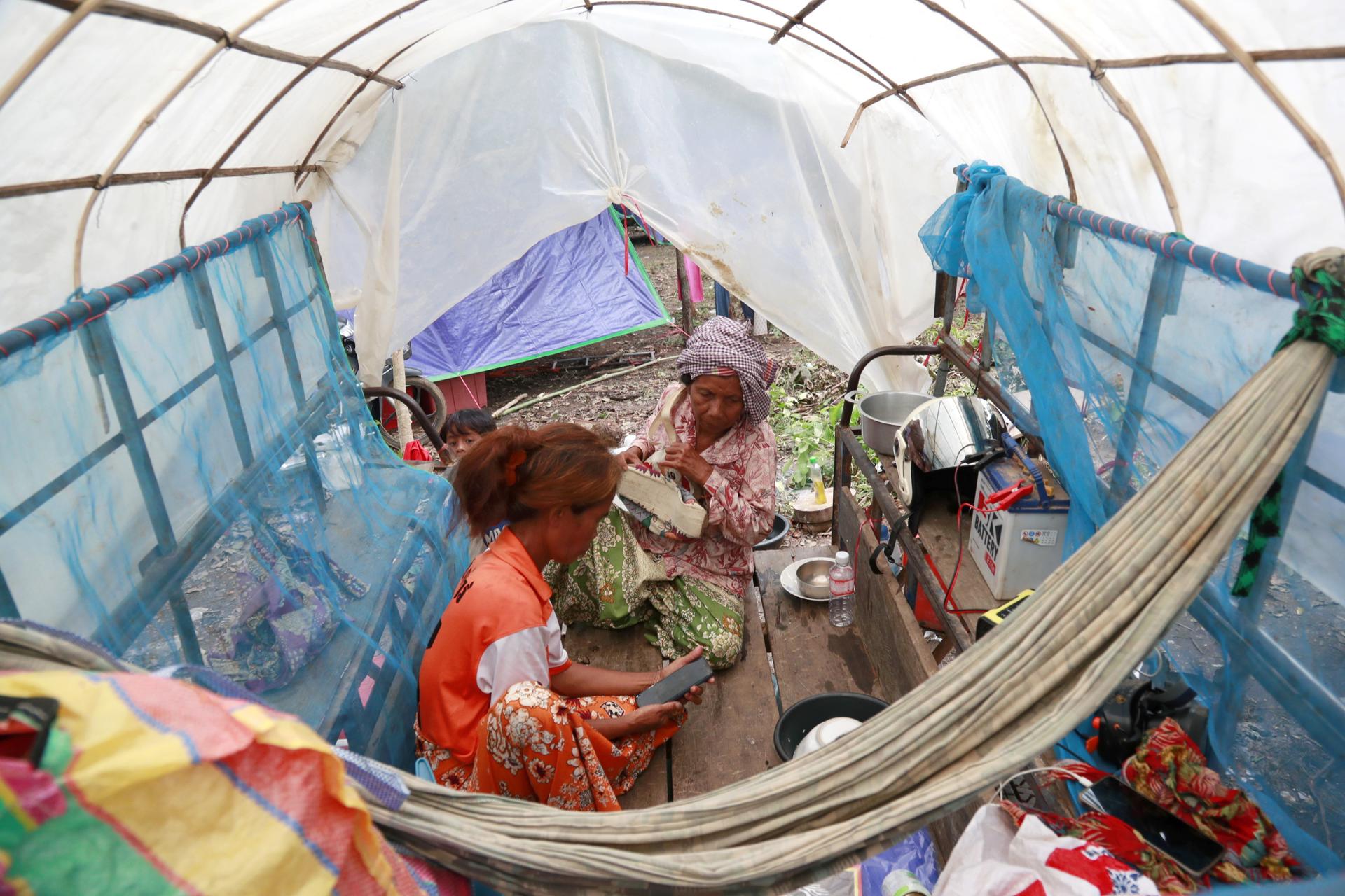 Dos mujeres en un campamento improvisado para civiles desplazados por los enfrentamientos a lo largo de la frontera disputada entre Tailandia y Camboya, en la provincia de Oddar Meanchey, noroeste de Camboya, este domingo 27 de julio de 2025. EFE/EPA/KITH SEREY