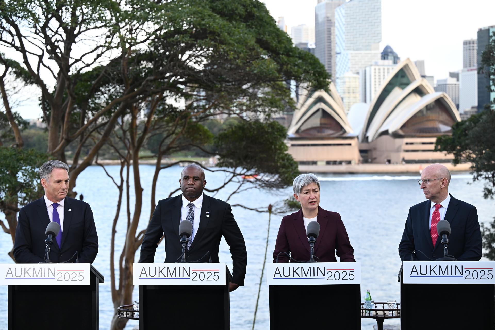 SÍDNEY (Australia), 25/07/2025.- (I-D) El ministro de Defensa australiano, Richard Marles; el secretario de Estado británico de Asuntos Exteriores, Commonwealth y Desarrollo, David Lammy; la ministra de Exteriores australiana, Penny Wong; y el secretario de Estado británico de Defensa, John Healey; celebran una rueda de prensa durante las Consultas ministeriales anuales entre Australia y Reino Unido (AUKMIN), en Sídney, Australia. EFE/EPA/DAN HIMBRECHTS AUSTRALIA AND NEW ZEALAND OUT
