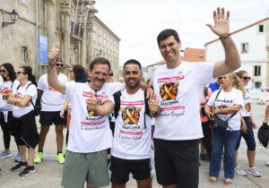 Jorge Pascual (d), Javier Silva (c) y Joseba Bastiad (i) han hecho 150 kilómetros del Camino de Santiago que ya no pueden recorrer sus esposas Raquel, Estela y Arancha, fallecidas por cáncer, para pedir fondos contra la investigación del sarcoma, un mal cuyo día se celebra este doming. EFE/Xoán Rey