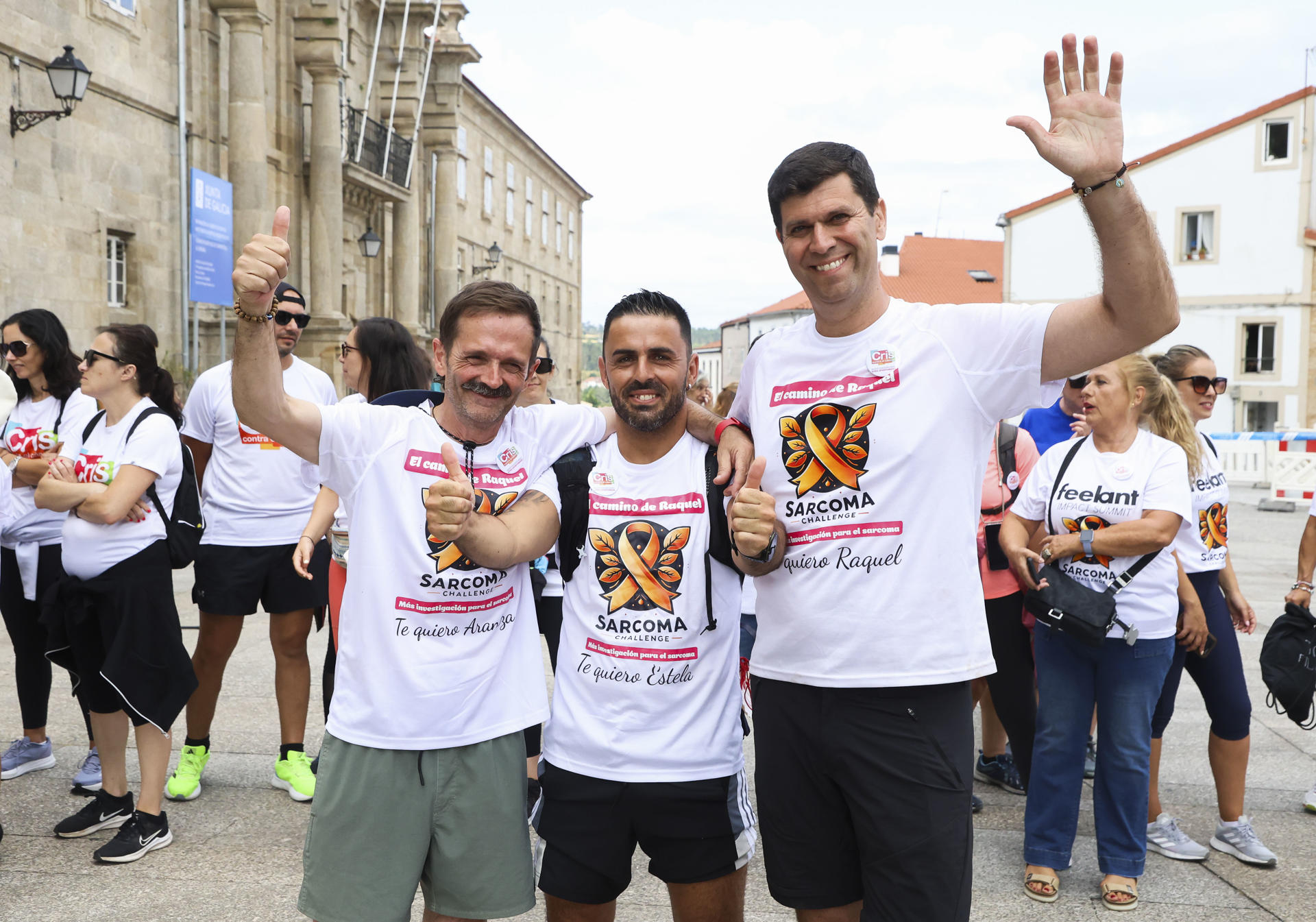 Jorge Pascual (d), Javier Silva (c) y Joseba Bastiad (i) han hecho 150 kilómetros del Camino de Santiago que ya no pueden recorrer sus esposas Raquel, Estela y Arancha, fallecidas por cáncer, para pedir fondos contra la investigación del sarcoma, un mal cuyo día se celebra este doming. EFE/Xoán Rey