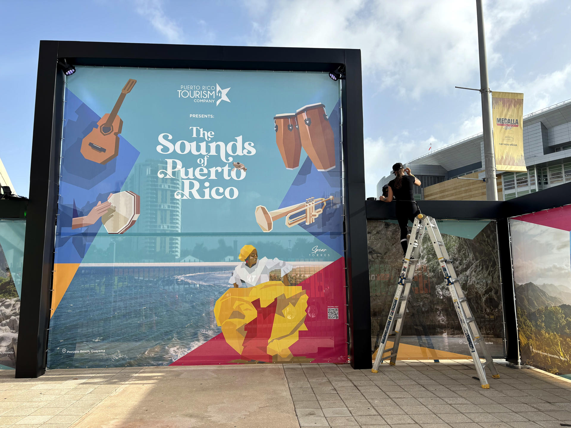 Fotografía de un cartel promocional de la Compañía de Turismo de Puerto Rico este jueves, en San Juan (Puerto Rico). EFE/Esther Alaejos
