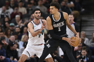 Santi Aldama (i) de los Memphis Grizzlies disputa el balón con Victor Wembanyama de San Antonio Spurs en una imagen de archivo de esta temporada. EFE/ D. William Abate