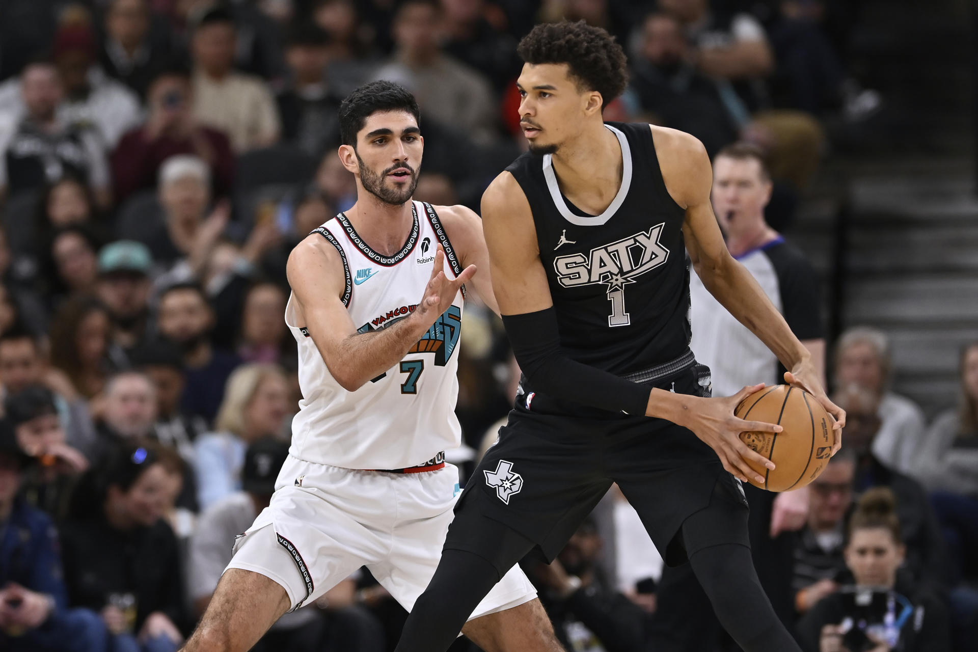 Santi Aldama (i) de los Memphis Grizzlies disputa el balón con Victor Wembanyama de San Antonio Spurs en una imagen de archivo de esta temporada. EFE/ D. William Abate