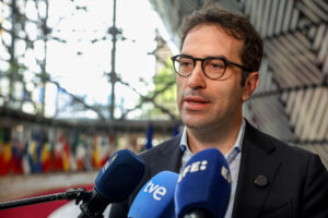 El ministro de Economía, Comercio y Empresa Carlos Cuerpo, atiende a los medios antes de asistir al Eurogrupo, este lunes en Bruselas (Bélgica). Carlos Cuerpo anunció hoy que retira su candidatura a la presidencia del Eurogrupo tras constatar que el apoyo que ha recibido "no alcanza la mayoría necesaria para garantizar el éxito de la candidatura". EFE/ Pablo Garrigós
