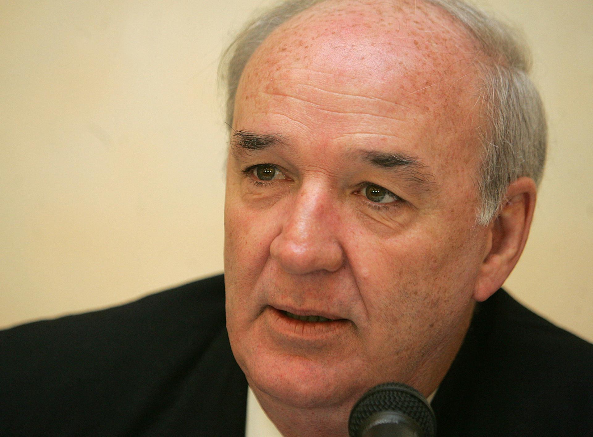 Fotografía de archivo, tomada en diciembre de 2008, del entonces ministro de Relaciones Exteriores de Perú, José Antonio García Belaunde (c), en Montevideo (Uruguay). EFE/Iván Franco