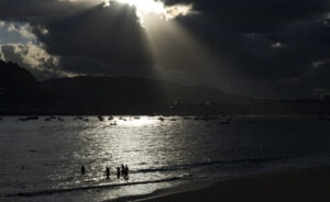 Vista de la playa de Ondarreta de San Sebastián a primera hora de este martes. EFE/Javier Etxezarreta