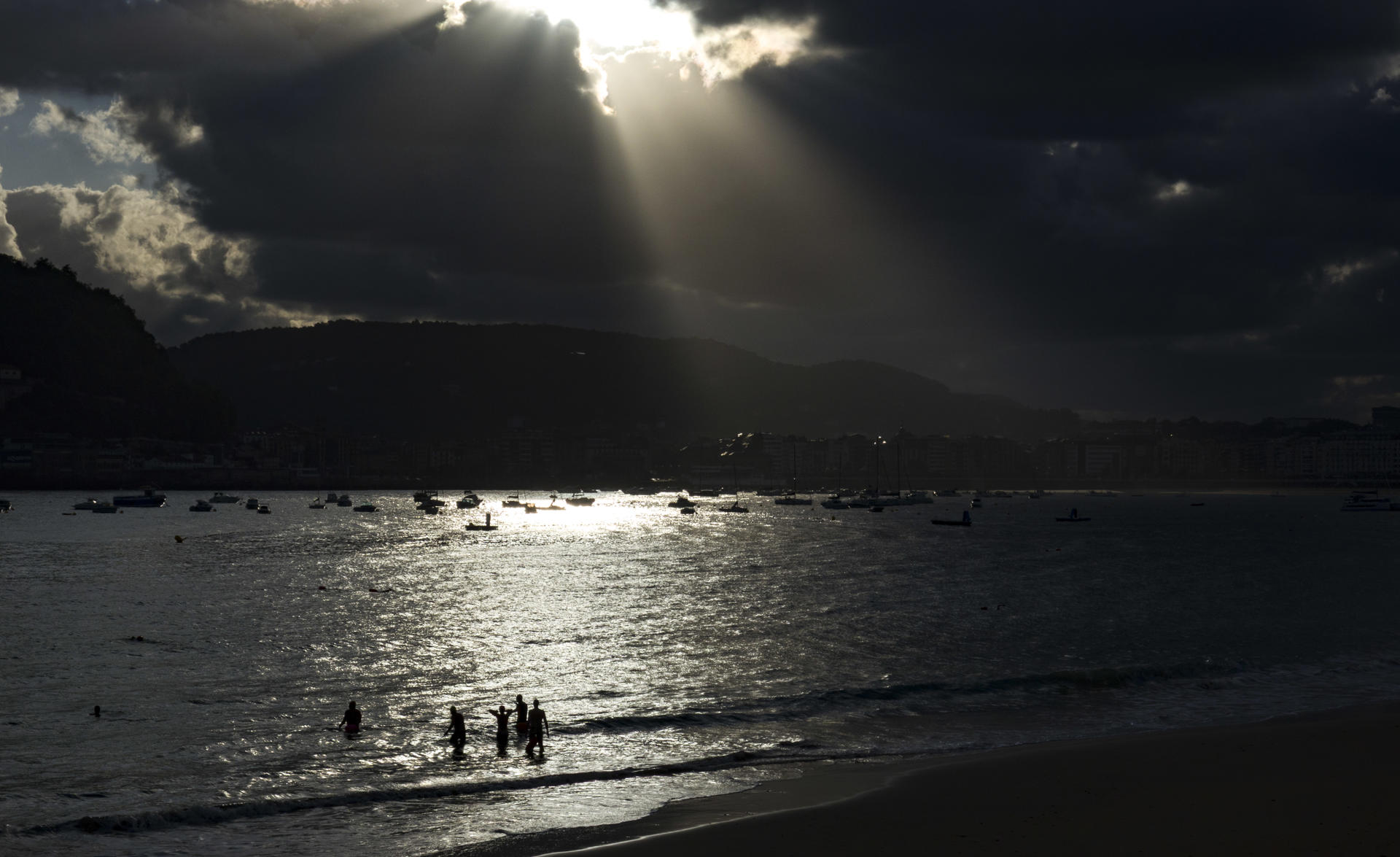 Vista de la playa de Ondarreta de San Sebastián a primera hora de este martes. EFE/Javier Etxezarreta