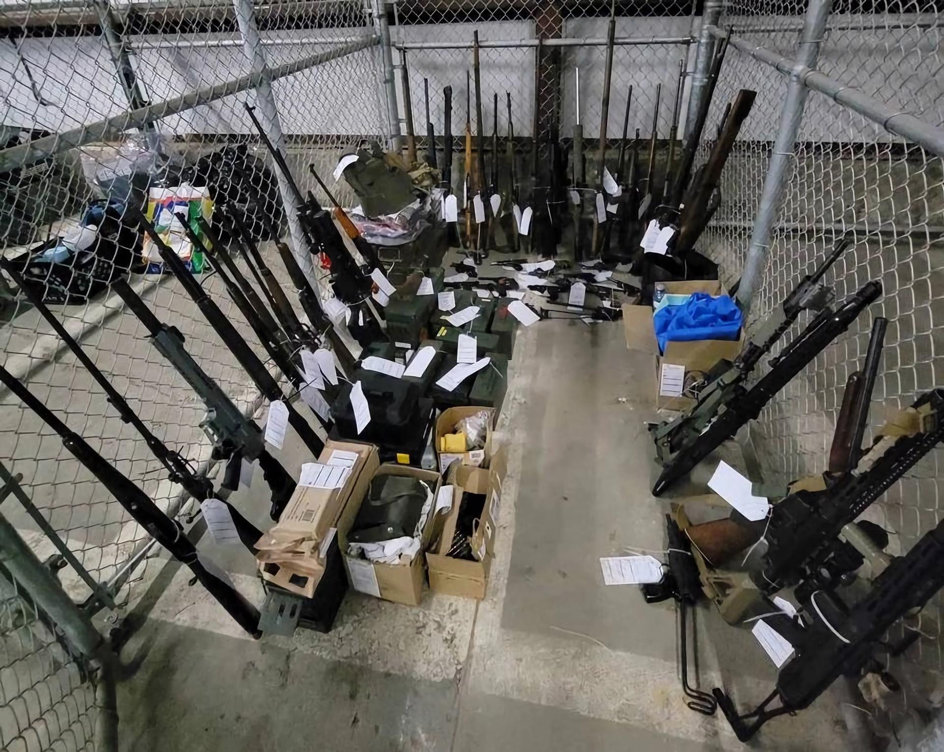 Fotografía cedida por la Real Policía Montada de Canadá de enero de 2024 donde se observan varias armas incautadas durante registros realizados como parte de una investigación sobre un supuesto complot para construir una milicia antigubernamental en la ciudad de Quebec (Canadá). EFE/ Real Policía Montada de Canadá