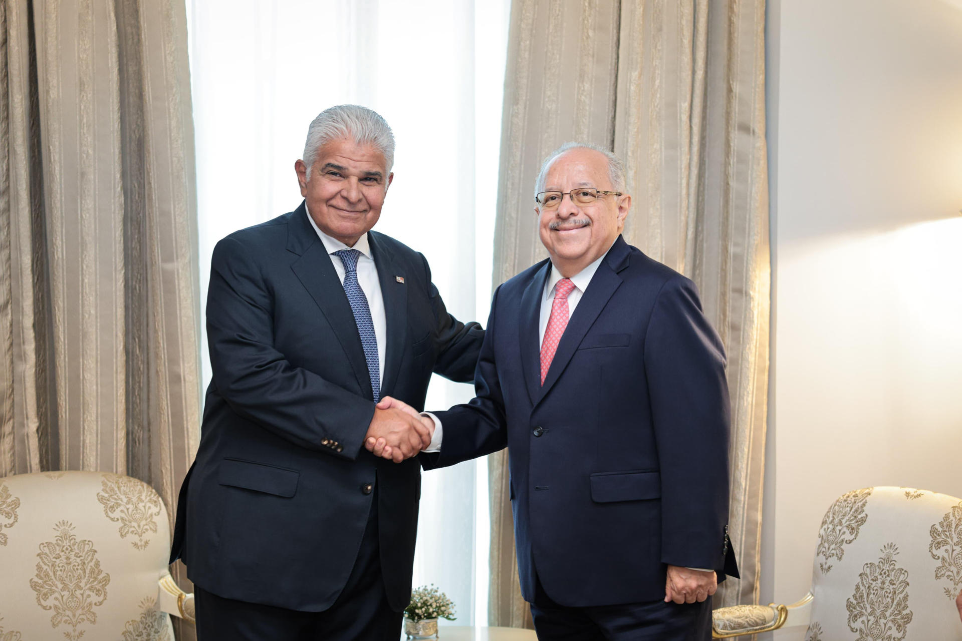 Fotografía cedida por la Presidencia de Panamá que muestra al presidente José Raúl Mulino (i) saludando al ministro de Relaciones Exteriores de Guatemala, Carlos Ramiro Martínez, este miércoles en Ciudad de Panamá (Panamá). EFE/ Presidencia de Panamá /SOLO USO EDITORIAL/ NO VENTAS/ SOLO DISPONIBLE PARA ILUSTRAR LA NOTICIA QUE ACOMPAÑA (CRÉDITO OBLIGATORIO)