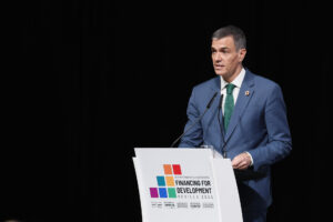 El presidente del Gobierno, Pedro Sánchez interviene este martes en la IV Conferencia Internacional para el Desarrollo celebrada en el Palacio de Congresos de Sevilla. EFE/J. Palencia