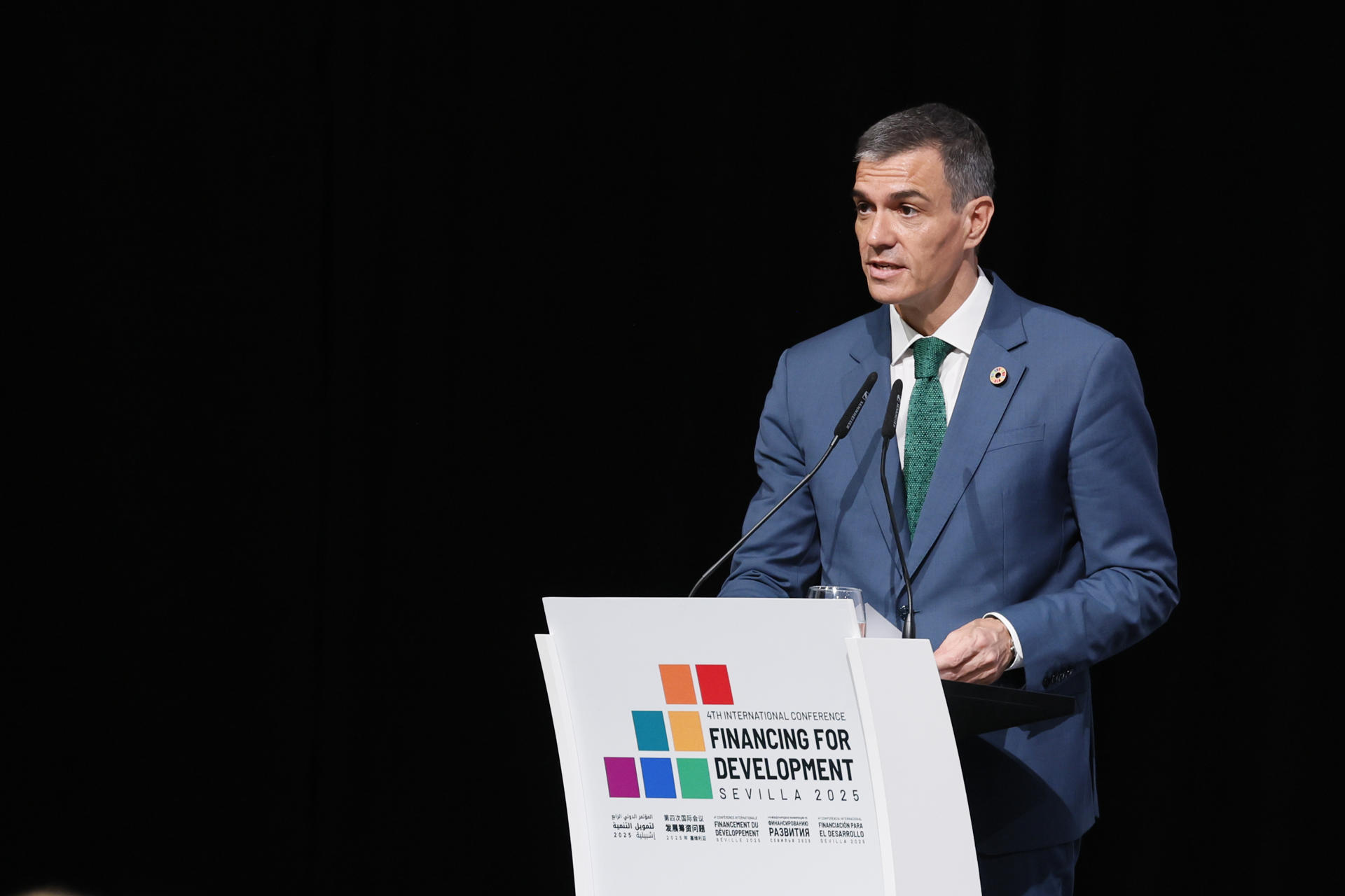 El presidente del Gobierno, Pedro Sánchez interviene este martes en la IV Conferencia Internacional para el Desarrollo celebrada en el Palacio de Congresos de Sevilla. EFE/J. Palencia