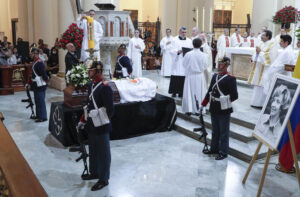 Soldados del batallón Guardia Presidencial acompañan el féretro de la ex primera dama Nydia Quintero este miércoles, en Bogotá (Colombia). EFE/ Carlos Ortega