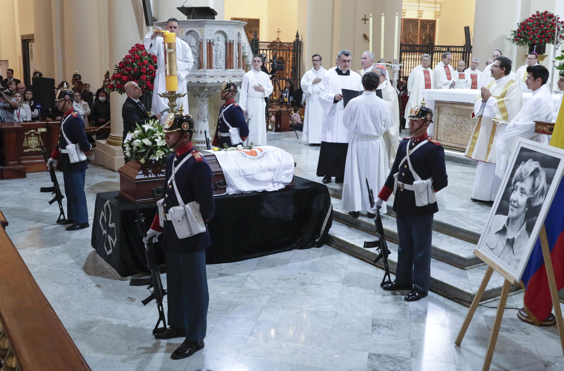 Soldados del batallón Guardia Presidencial acompañan el féretro de la ex primera dama Nydia Quintero este miércoles, en Bogotá (Colombia). EFE/ Carlos Ortega
