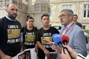 El secretario de Estado de Medio Ambiente, Hugo Morán (d), conversa con representantes de las organizaciones ganaderas UGAM-COAG, Asaja, UPA y AigEas tras su participación en la Universidad Internacional Menéndez Pelayo con una ponencia sobre 'Políticas de cambio climático en España', este viernes en Santander. EFE/ Eva García
