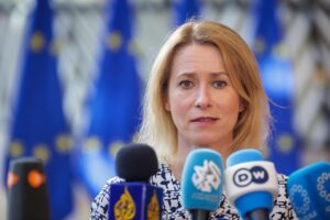 La alta representante de la Unión Europea para Asuntos Exteriores, Kaja Kallas, habla con los medios a su llegada al Consejo de Exteriores de la UE que se celebra este martes en Bruselas. EFE/EPA/OLIVIER MATTHYS