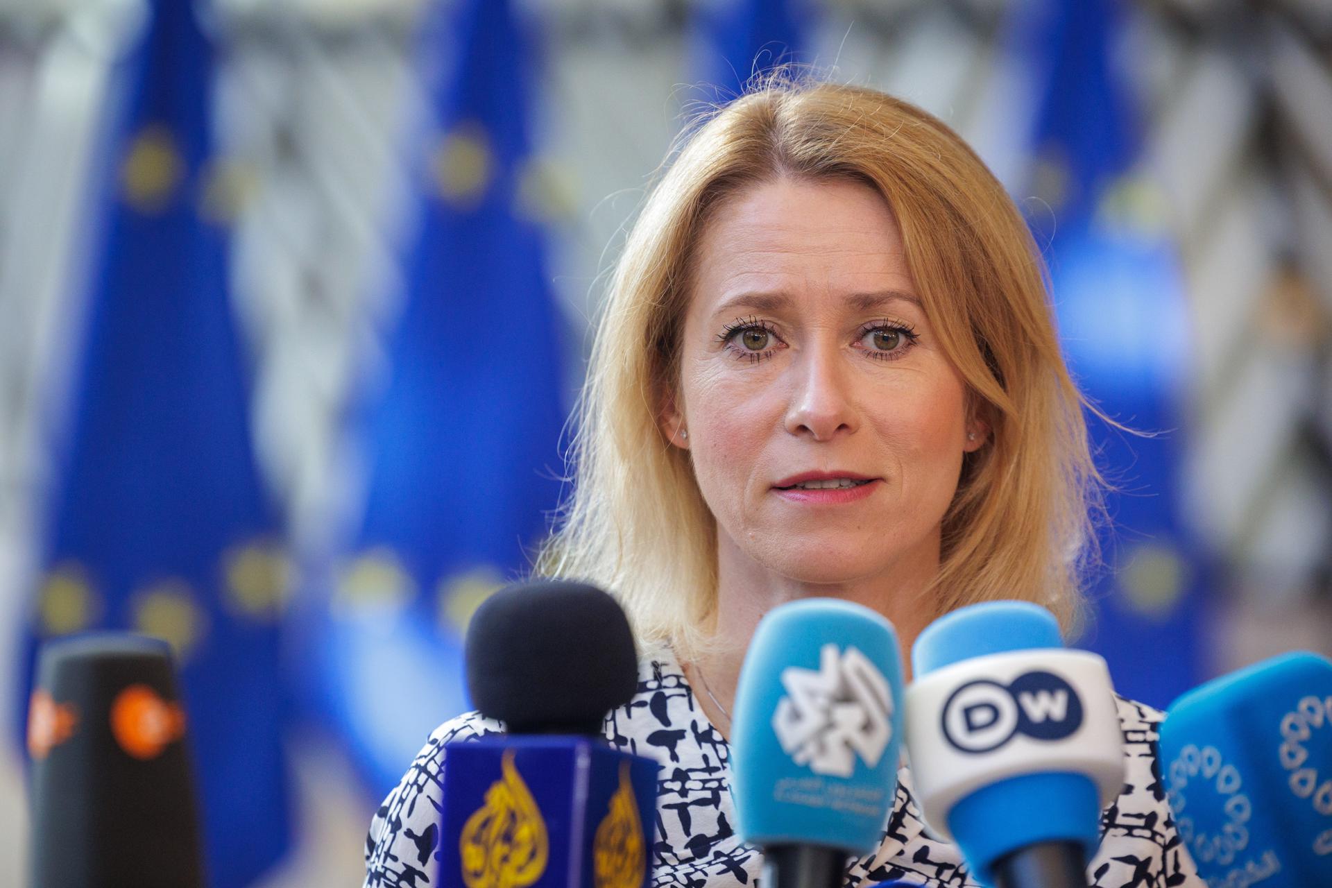 La alta representante de la Unión Europea para Asuntos Exteriores, Kaja Kallas, habla con los medios a su llegada al Consejo de Exteriores de la UE que se celebra este martes en Bruselas. EFE/EPA/OLIVIER MATTHYS
