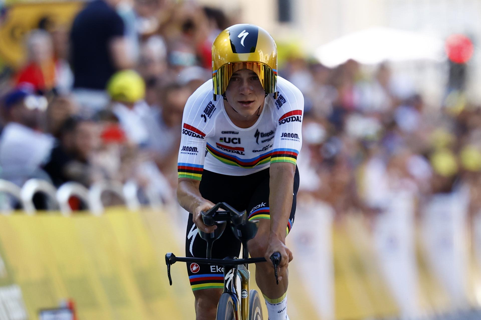 El ciclista belga Remco Evenepoel, del equipo Soudal Quick-Step, durante la quinta etapa del Tour, una crono de 33 kilómetros en Caen, Francia. EFE/EPA/MARTIN DIVISEK