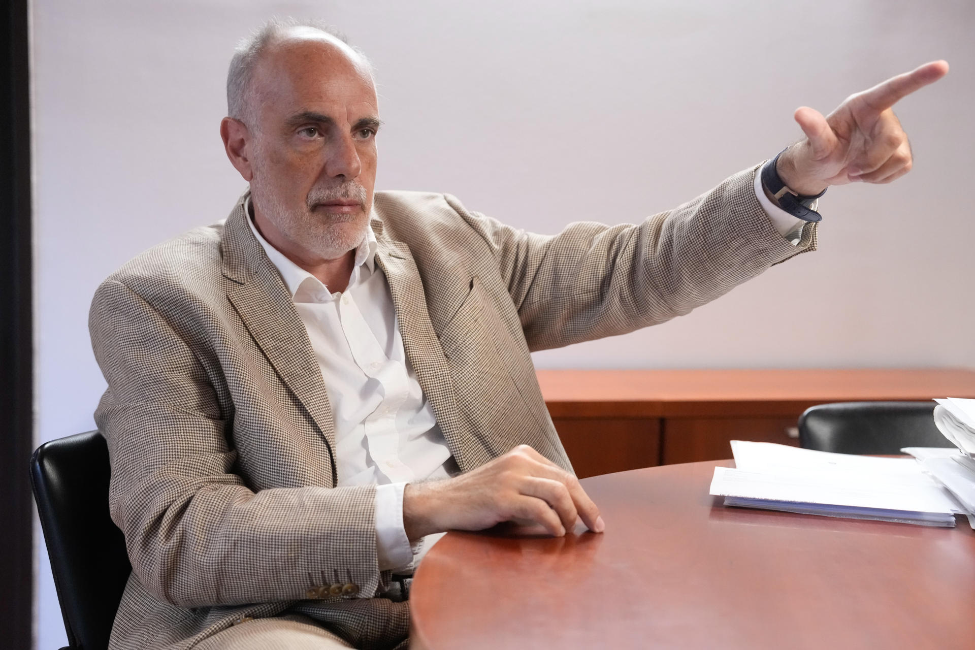 El doctor en Derecho y letrado del Parlament de Catalunya Joan Ridao considera que "no es fácil" frenar los discursos de odio de los diputados, tanto en el Parlament como en otras cámaras legislativas, porque ahora los tribunales dan "un margen más amplio" a su libertad de expresión. EFE/Enric Fontcuberta