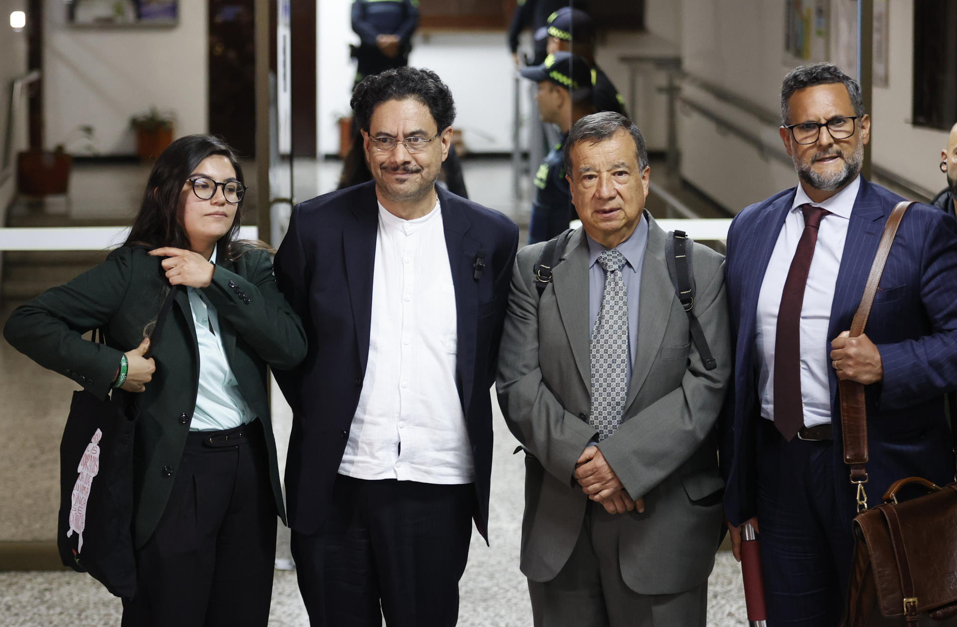 El senador de Colombia Iván Cepeda (2-i), su abogado Reinaldo Villalba (2-d) y el abogado Miguel Ángel del Río Malo (d) posan al finalizar la audiencia contra el expresidente colombiano Álvaro Uribe este lunes, en Bogotá (Colombia). EFE/ Mauricio Dueñas Castañeda