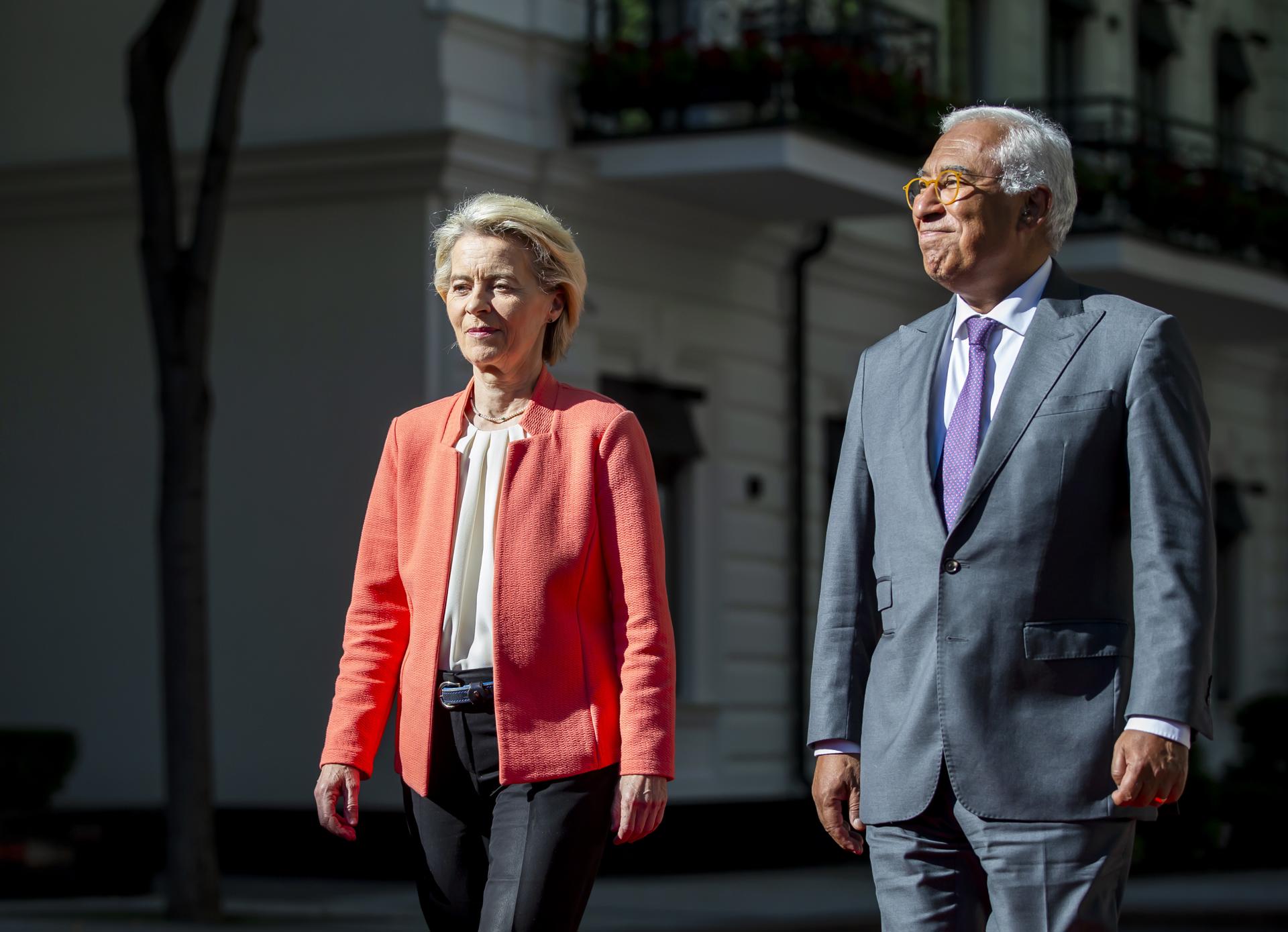 La presidenta de la Comisión Europea, Ursula von der Leyen (i) y el presidente del Consejo Europeo, Antonio Costa (d) llegan a la Cumbre UE-Moldova en Chisináu EFE/EPA/DUMITRU DORU